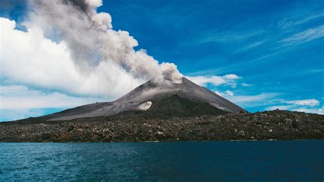 Der Ausbruch des Mount Tambora im 2. Jahrhundert n. Chr.: Vulkanische Aktivität und ihre Auswirkungen auf das politische Klima der Region